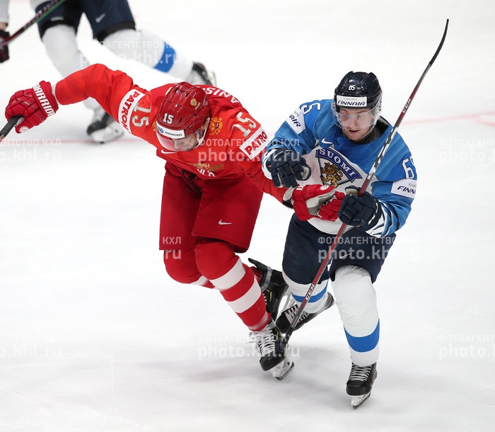 Photo hockey Championnats du monde -  : Russie (RUS) vs Finlande (FIN) - Le lion finlandais mange l