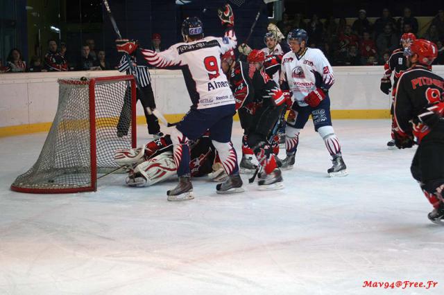 Photo hockey Division 1 - D1 Play Off 1/4 de finale  - match 2 : Neuilly/Marne vs Nice - a passe pour les Bisons