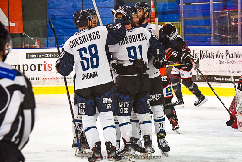 Photo hockey Division 1 - Division 1 - 1/2 de Finale match 1 : Cholet  vs Nantes - Les dogs de Cholet montrent les crocs et simposent avec la manire 