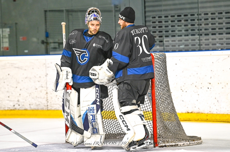 Photo hockey Division 1 - Division 1 - 1/2 Finale - Match 1 : Nantes vs Dunkerque - Dunkerque simpose dentre  Nantes