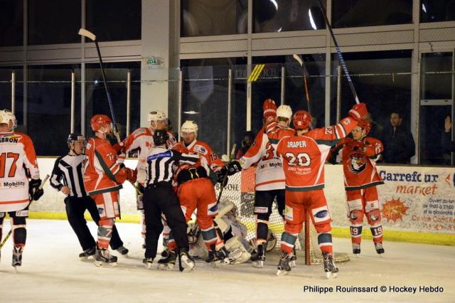 Photo hockey Division 1 - Division 1 : 11me journe : Courbevoie  vs La Roche-sur-Yon - Course contre la mort