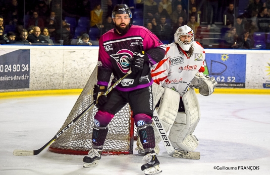 Photo hockey Division 1 - Division 1 : 22me journe : Nantes vs La Roche-sur-Yon - Nantes lemporte avec un quadrupl sign Brenton