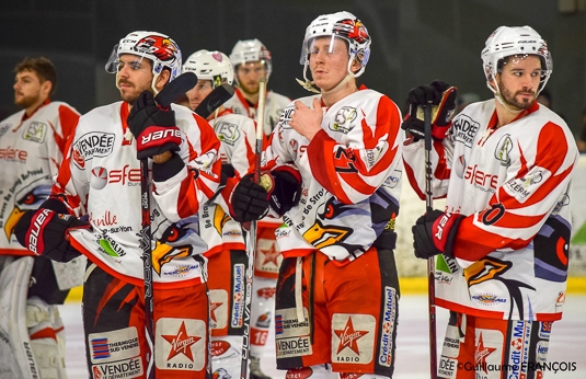 Photo hockey Division 1 - Division 1 : 22me journe : Nantes vs La Roche-sur-Yon - Nantes lemporte avec un quadrupl sign Brenton