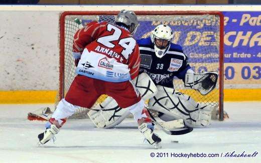 Photo hockey Division 2 - D2 : play-off, 1/4 de finale, match aller : Nantes vs Annecy - Corsaires et Chevaliers dos  dos