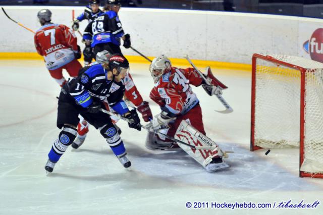 Photo hockey Division 2 - D2 : play-off, 1/4 de finale, match aller : Nantes vs Annecy - Corsaires et Chevaliers dos  dos