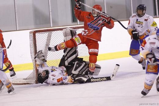 Photo hockey Division 2 - D2 : Play off 1/8 de finale : Cholet  vs Clermont-Ferrand - Les Dogs poursuivent laventure, les Sangliers passent  la trappe.