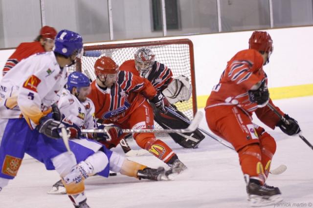 Photo hockey Division 2 - D2 : Play off 1/8 de finale : Cholet  vs Clermont-Ferrand - Les Dogs poursuivent laventure, les Sangliers passent  la trappe.