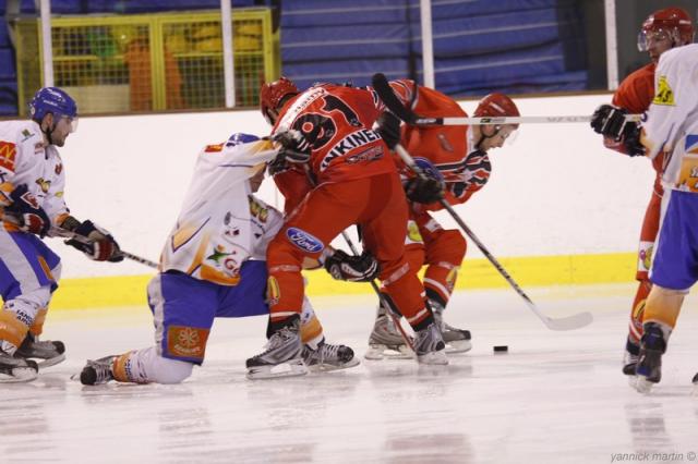 Photo hockey Division 2 - D2 : Play off 1/8 de finale : Cholet  vs Clermont-Ferrand - Les Dogs poursuivent laventure, les Sangliers passent  la trappe.