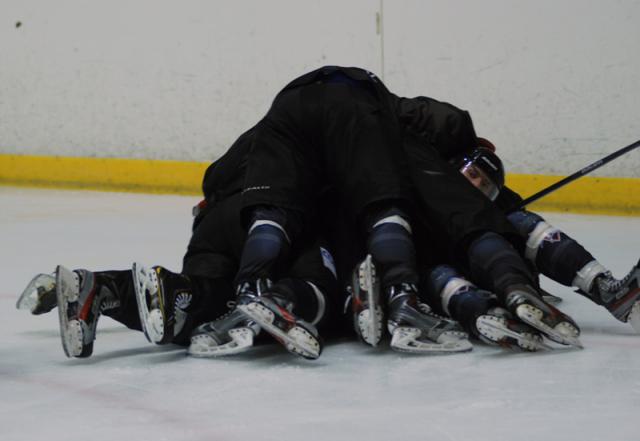 Photo hockey Division 2 - D2 : Play Offs - Finale - match 1 : Toulouse-Blagnac vs Tours  - Les Noirs mettent les Blancs en chec