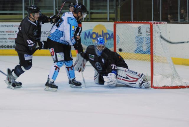 Photo hockey Division 2 - D2 : Play Offs - Finale - match 1 : Toulouse-Blagnac vs Tours  - Les Noirs mettent les Blancs en chec