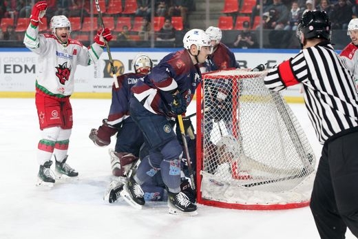 Photo hockey Europe : Continental Cup - CHL -  : Cardiff Devils vs Zemgale  - Cardiff se reprend