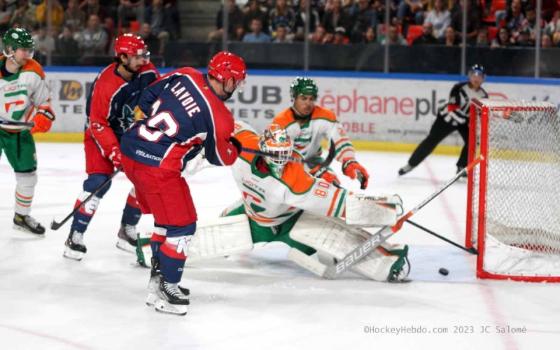 Photo hockey Hockey en France -  : Grenoble  vs Patriotes Universit Qubec Trois-Rivires - Les universitaires Qubcois  la hauteur
