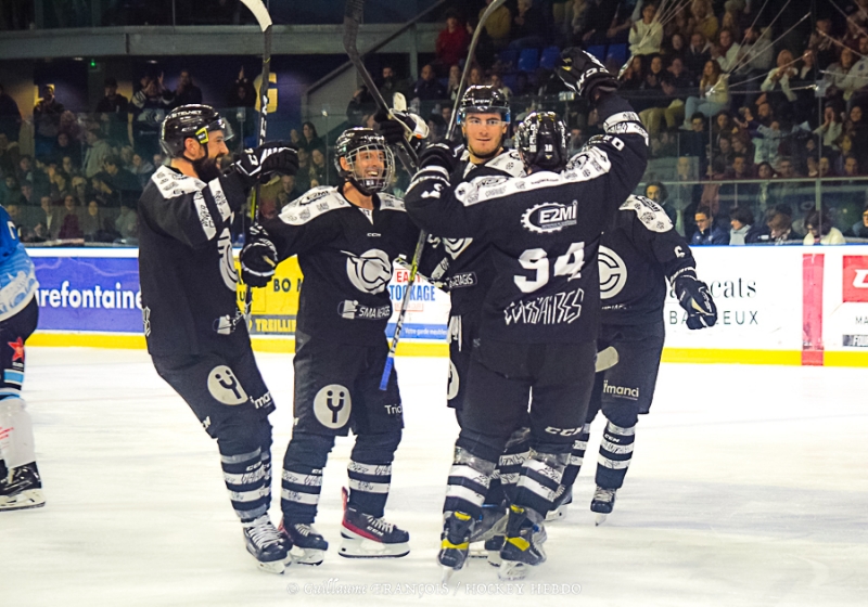 Photo hockey Hockey en France -  : Nantes vs Tours  - Nantes simpose nettement face aux remparts de Tours