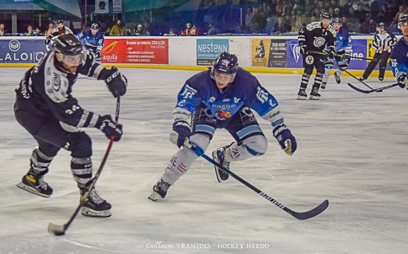 Photo hockey Hockey en France -  : Nantes vs Tours  - Nantes simpose nettement face aux remparts de Tours