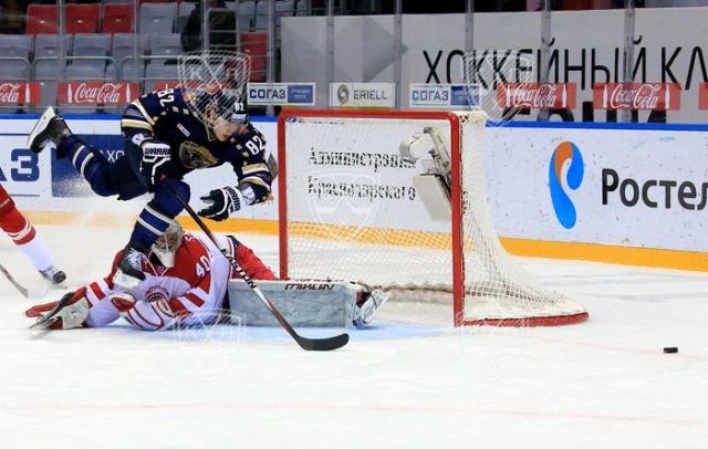 Photo hockey KHL - Kontinental Hockey League - KHL - Kontinental Hockey League - KHL : Il est souffrance mais dlivrance