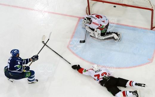 Photo hockey KHL - Kontinental Hockey League - KHL - Kontinental Hockey League - Les policiers ouvrent le bal