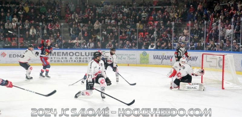 Photo hockey Ligue Magnus - Ligue Magnus - 1/4 de Finale - Match 1 : Grenoble  vs Amiens  - Grenoble simpose face  des Aminois poussifs