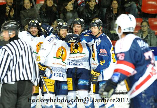 Photo hockey Ligue Magnus - Ligue Magnus : 11me journe  : Grenoble  vs Chamonix  - Le coup de corne du chamois !