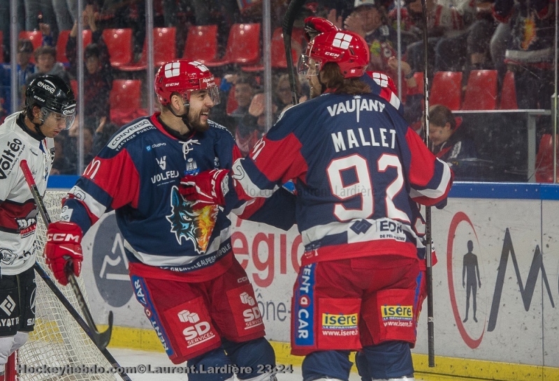 Photo hockey Ligue Magnus - Ligue Magnus : 11me journe : Grenoble  vs Bordeaux - Grenoble, port par sa premire ligne canadienne !