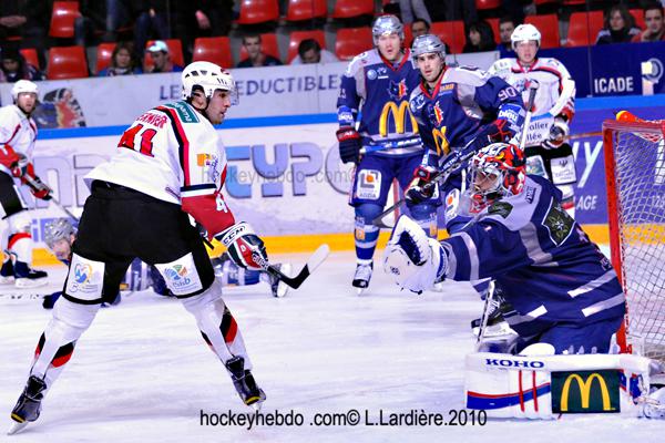 Photo hockey Ligue Magnus - Ligue Magnus : 14me journe : Grenoble  vs Brianon  - 2 tours de cage et voila!