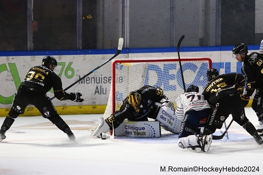 Photo hockey Ligue Magnus - Ligue Magnus : 1re journe : Rouen vs Angers  - Rouen simpose en patron face  Angers.