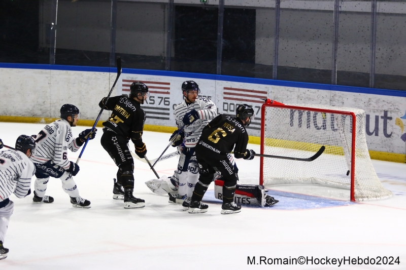 Photo hockey Ligue Magnus - Ligue Magnus : 1re journe : Rouen vs Angers  - Rouen simpose en patron face  Angers.