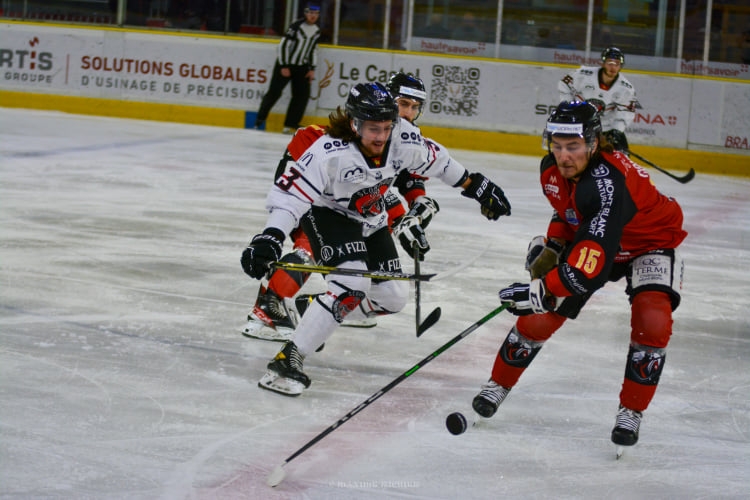 Photo hockey Ligue Magnus - Ligue Magnus : 28me journe : Chamonix  vs Mulhouse - Chamonix reu 4/4 face  Mulhouse