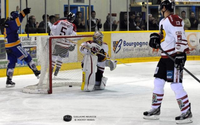 Photo hockey Ligue Magnus - Ligue Magnus : 3me journe : Dijon  vs Morzine-Avoriaz - Messire le Duc chasse le Pingouin