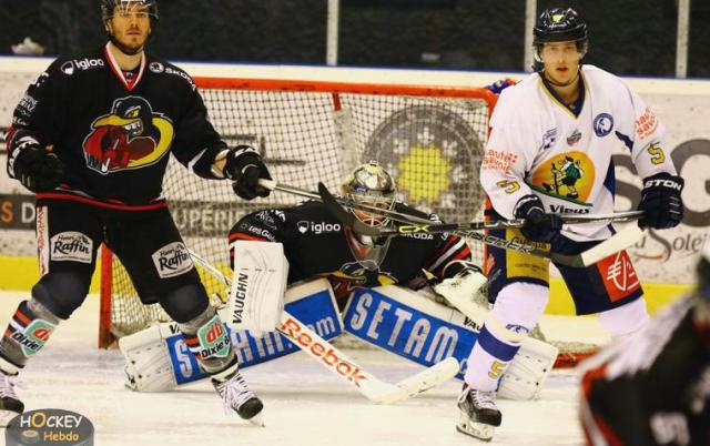 Photo hockey Ligue Magnus - Ligue Magnus : 5me journe : Morzine-Avoriaz vs Chamonix  - Le Pingouin glisse, le Chamois bote