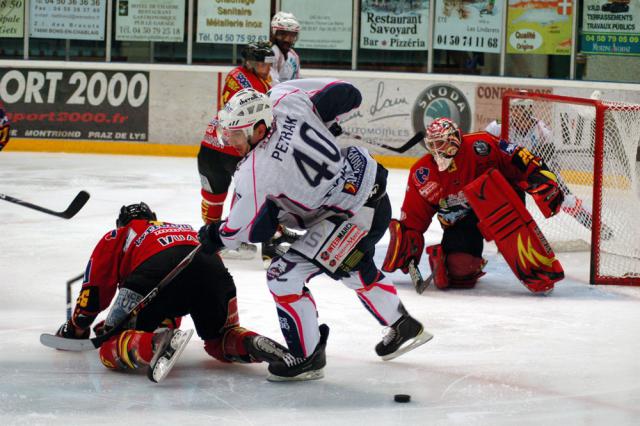 Photo hockey Ligue Magnus - Ligue Magnus : 6me journe : Morzine-Avoriaz vs Epinal  - Fin de match houleuse en faveur des Pingouins