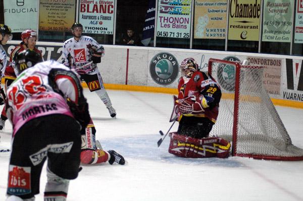 Photo hockey Ligue Magnus - Ligue Magnus : 9me journe : Morzine-Avoriaz vs Amiens  - Morzine chute  domicile