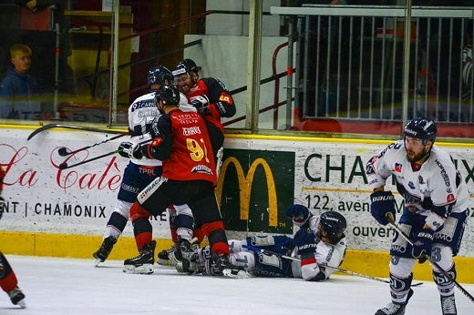 Photo hockey Ligue Magnus - Ligue Magnus - Quart de finale match 3 : Chamonix  vs Angers  - 6 difficile pour les Pionniers