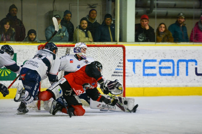 Photo hockey Ligue Magnus - Ligue Magnus - Quart de finale match 3 : Chamonix  vs Angers  - 6 difficile pour les Pionniers