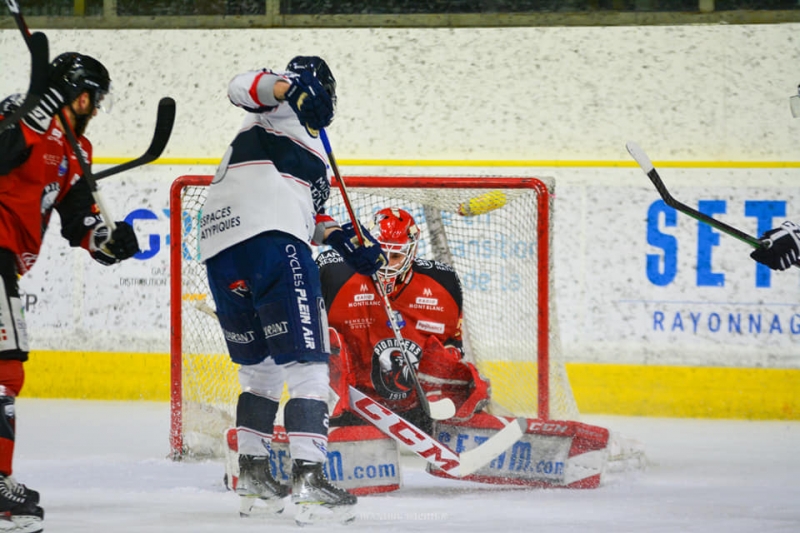 Photo hockey Ligue Magnus - Ligue Magnus - Quart de finale match 3 : Chamonix  vs Angers  - 6 difficile pour les Pionniers