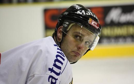 Photo hockey Ligue Magnus - Ligue Magnus: 15me journe : Chamonix  vs Rouen - Les Chamois : Un genou  terre