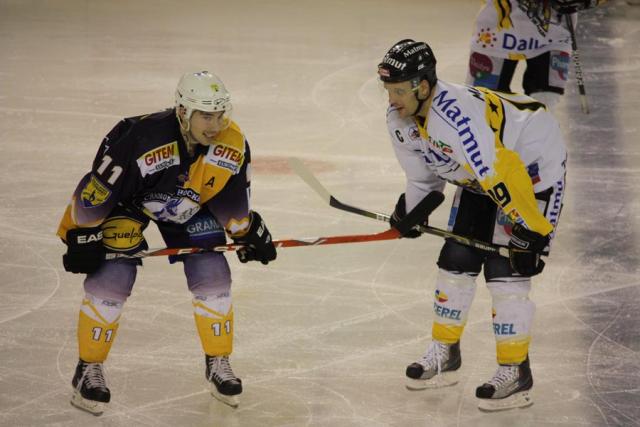 Photo hockey Ligue Magnus - Ligue Magnus: 15me journe : Chamonix  vs Rouen - Les Chamois : Un genou  terre