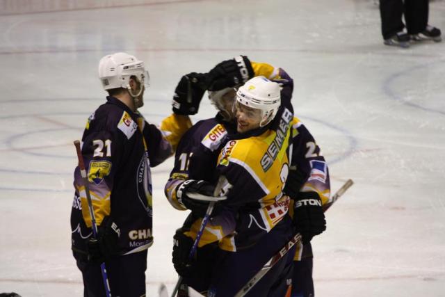 Photo hockey Ligue Magnus - Ligue Magnus: 15me journe : Chamonix  vs Rouen - Les Chamois : Un genou  terre