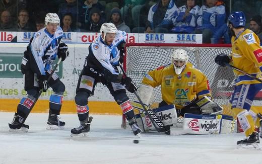 Photo hockey Ligue Magnus - LM playoff, 1/2 finale, match 1 : Gap  vs Dijon  - Premier coup de serres des Rapaces