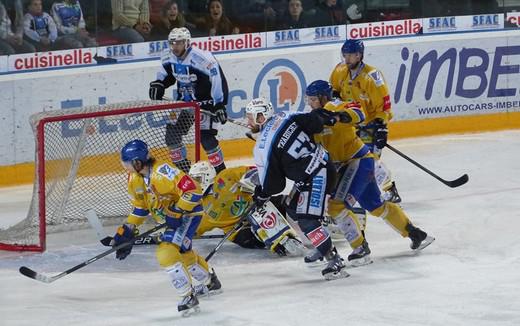 Photo hockey Ligue Magnus - LM playoff, 1/2 finale, match 2 : Gap  vs Dijon  - Deuxime coup de bec des Rapaces