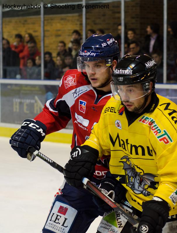 Photo hockey Ligue Magnus - LM Playoffs : Finale, match 1 : Angers  vs Rouen - Rouen frappe dentre 