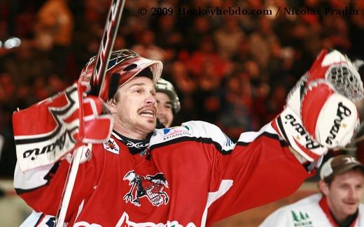 Photo hockey Ligue Magnus - Play-off : 1/2 finale, match 5 : Brianon  vs Angers  - Brianon avec le coeur