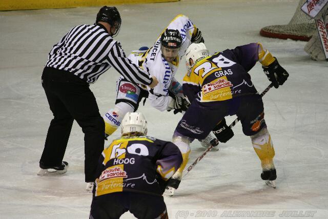 Photo hockey Ligue Magnus - Play-off Ligue Magnus : 1/4 de finale, match 3 : Chamonix  vs Rouen - Les Dragons en feu  Chamonix !