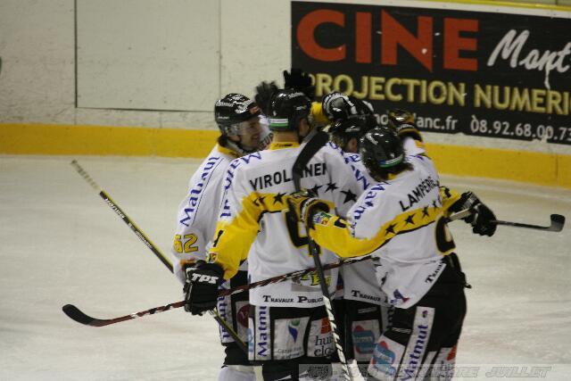 Photo hockey Ligue Magnus - Play-off Ligue Magnus : 1/4 de finale, match 3 : Chamonix  vs Rouen - Les Dragons en feu  Chamonix !