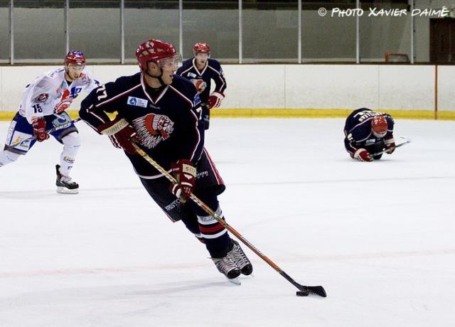 Photo hockey  Evry, Nicolas Pousset  se livre - Division 2 : Evry  (Les Peaux Rouges Evry Centre Essonne)