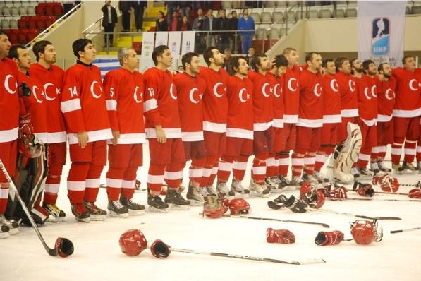 Photo hockey CM 3 : Turcs et Nord Corens devant - Championnats du monde