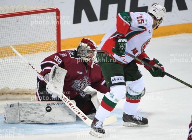 Photo hockey KHL : David fait mordre la glace  Goliath - KHL - Kontinental Hockey League