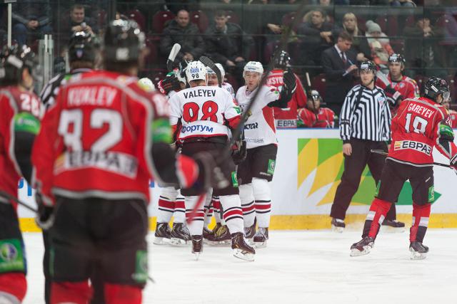 Photo hockey KHL : La bataille fait rage - KHL - Kontinental Hockey League