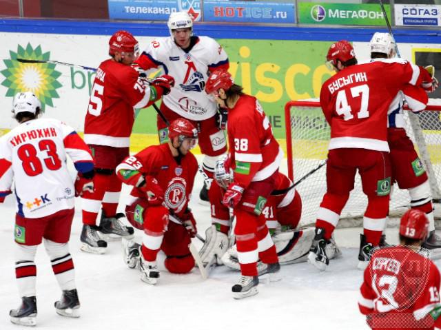 Photo hockey KHL : La lutte s