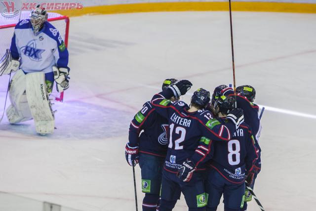 Photo hockey KHL : Le bourreau et sa victime - KHL - Kontinental Hockey League