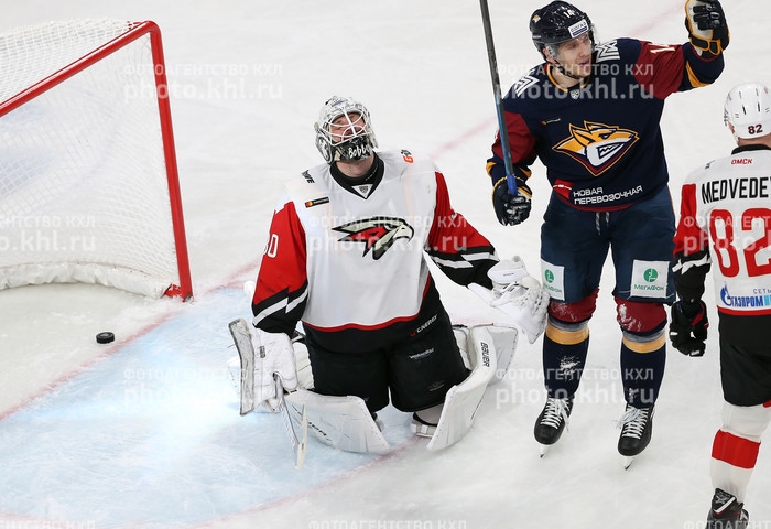 Photo hockey KHL : Le Renard mange l